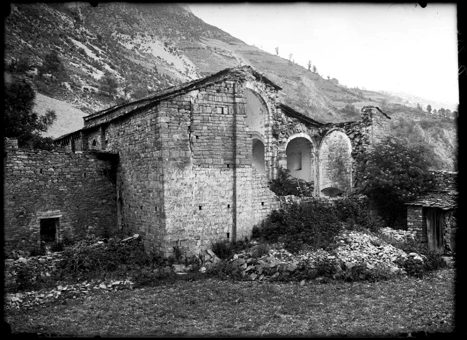 El monestir de Santa María d'Obarra amb parts ruïnoses