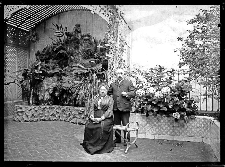 El matrimoni Bordas posant en un pati