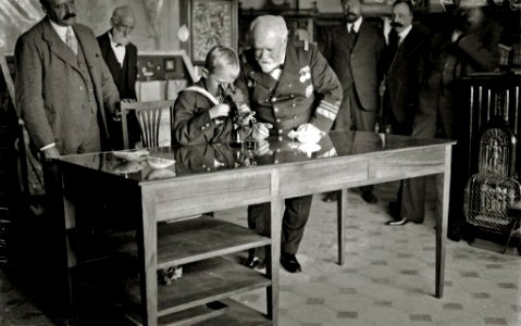 El infante Don Alfonso junto al general Mata mirando por un microscopio (1 de 1) - Fondo Car-Kutxa Fototeka