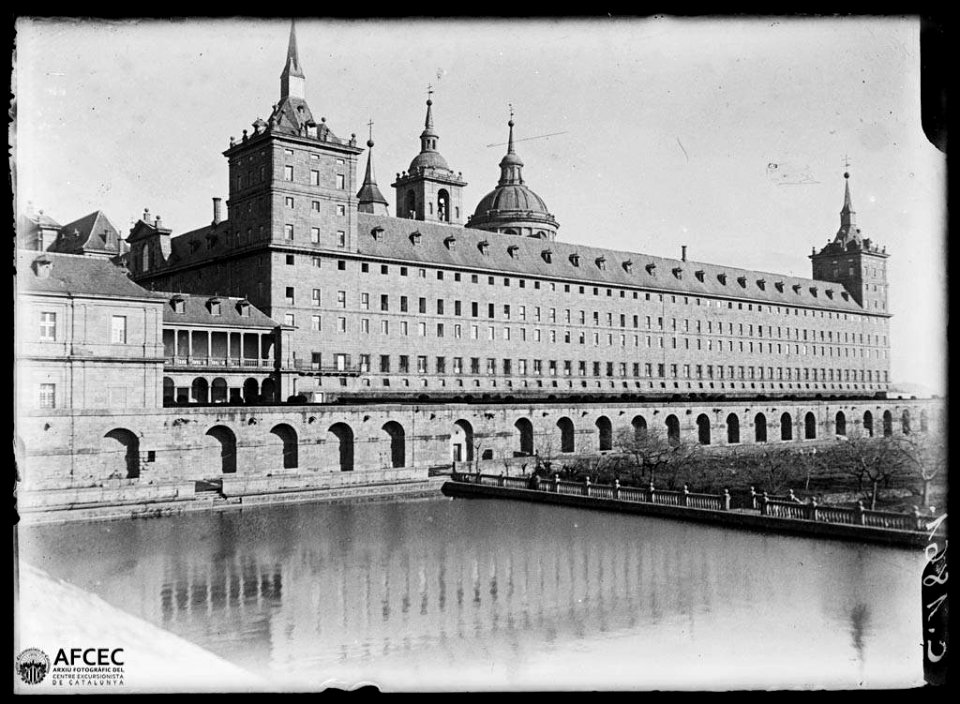 El monestir de l'Escorial amb un estany artificial en primer terme