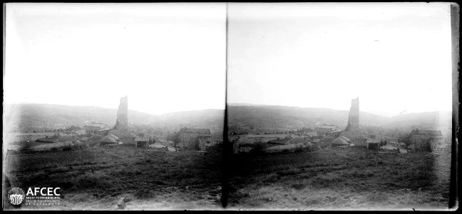 El nucli de Peracamps amb les restes d'una torre al centre
