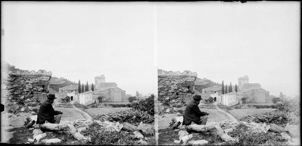 El nucli i l'església de Santa Creu d'Olorda amb un home en primer terme