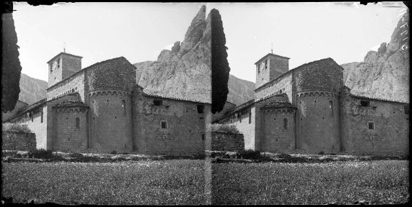 El Monestir de Santa Maria de Alaón voltat de muntanyes