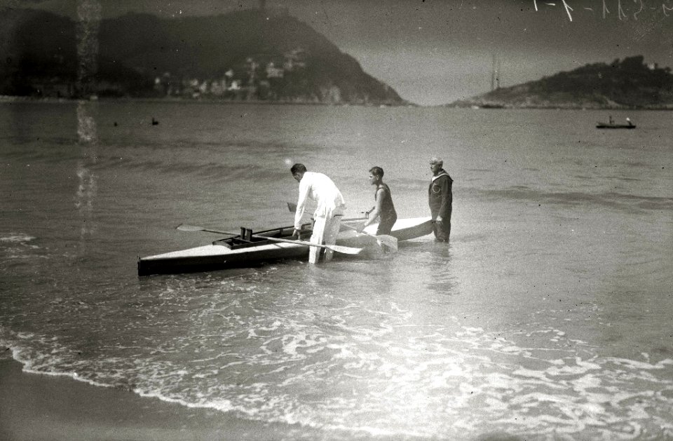 El infante Don Juan practicando con una piragua en el bahía de la Concha (2 de 3) - Fondo Car-Kutxa Fototeka