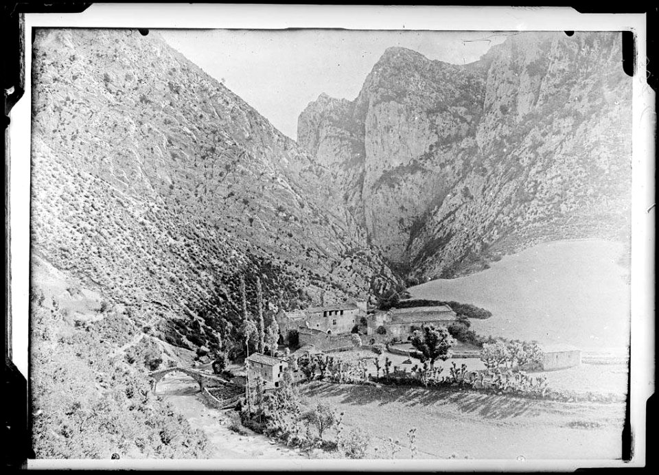 El monestir de Santa María d'Obarra al fons d'una vall