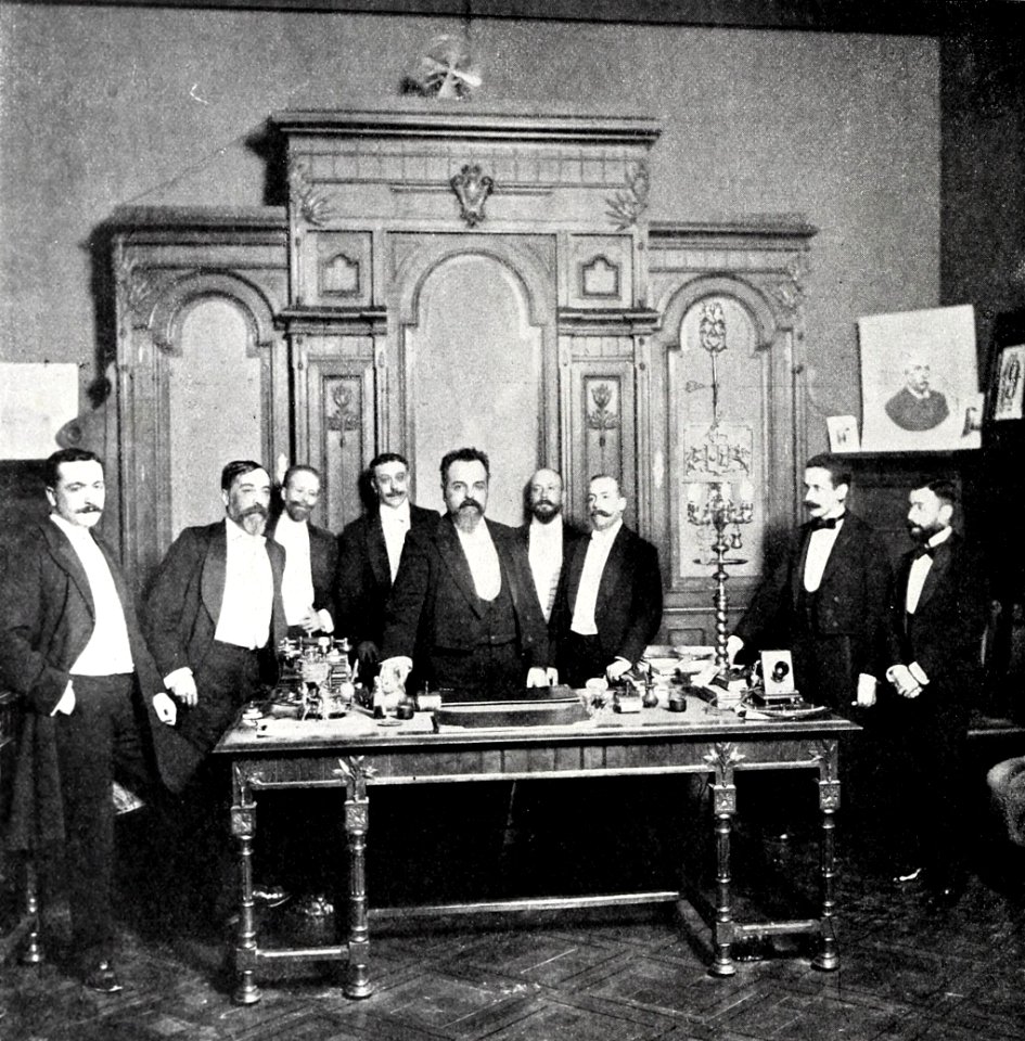 El ministro de Instrucción Pública y Bellas Artes dirigiendo la palabra a los invitados, de Franzen, Blanco y Negro, 29-07-1900