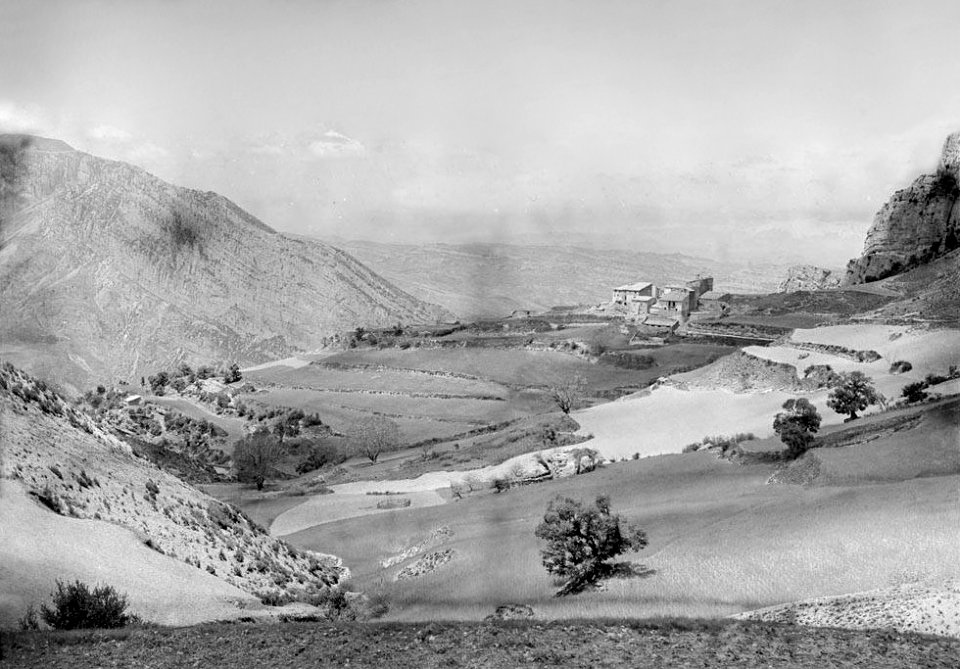 El nucli de població de Rúbies envoltat de muntanyes Restored