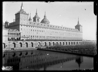 El monestir de l'Escorial amb un estany artificial en primer terme (AFCEC MORELLO C 1861bis)