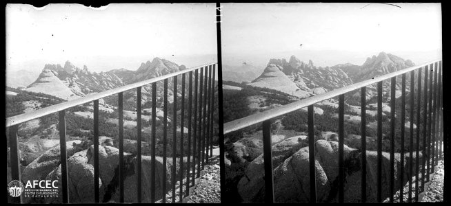El Moro, els Flautats, l'Elefant paret nord i la Prenyada des d'un mirador a Montserrat (AFCEC VINTRO B 00114)