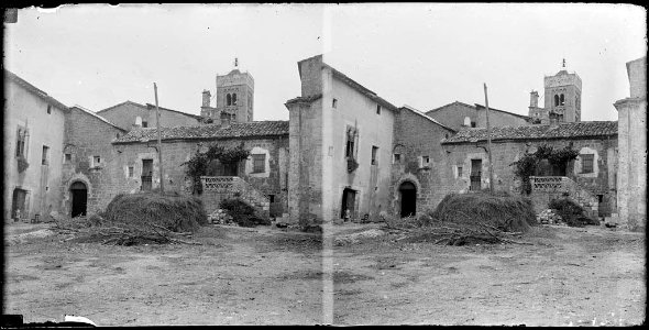 El monestir de Santa Maria de Vilabertran amb el pati i el campanar