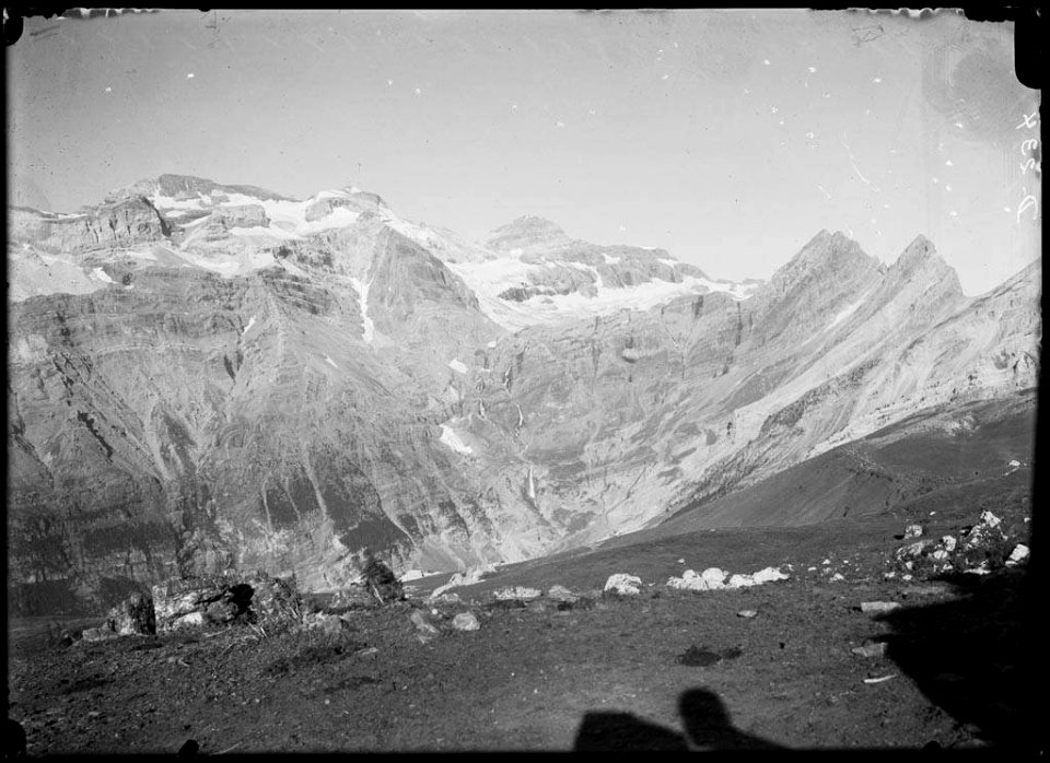 El Mont Perdut amb clapes de neu i alguns salts d'aigua