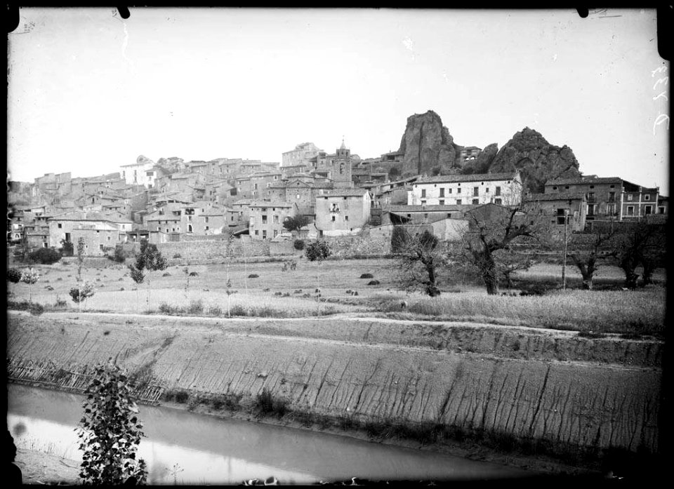 El poble d'Estada amb el canal d'Aragó i Catalunya en primer terme
