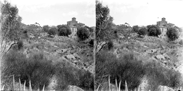 El nucli de Sant Bartomeu de la Quadra voltat de vegetació