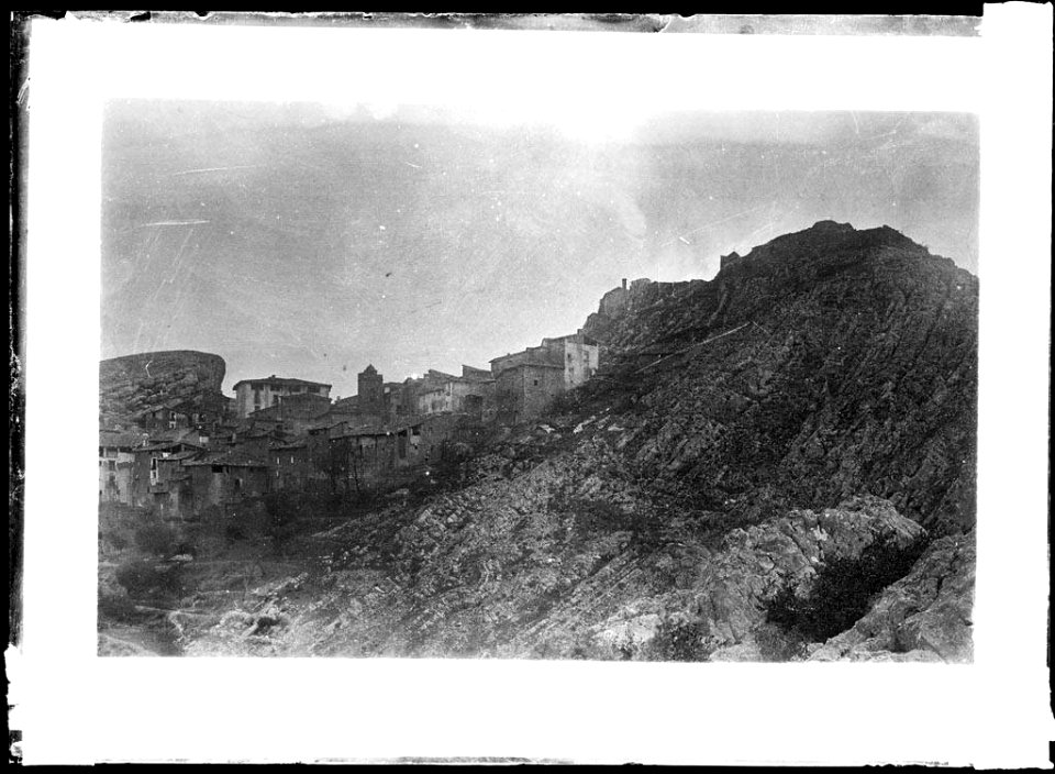 El poble d'Olvena al vessant d'una muntanya