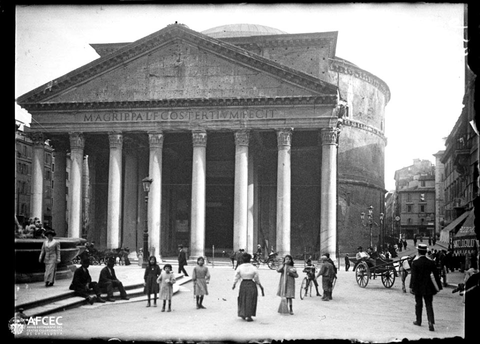 El Panteó de Roma i en primer terme un grup de nenes i altra gent a la plaça