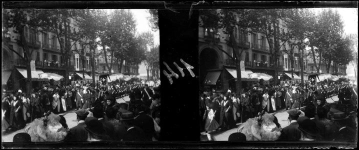 El pas del seguici de l'enterrament del cardenal Casañas per la Rambla