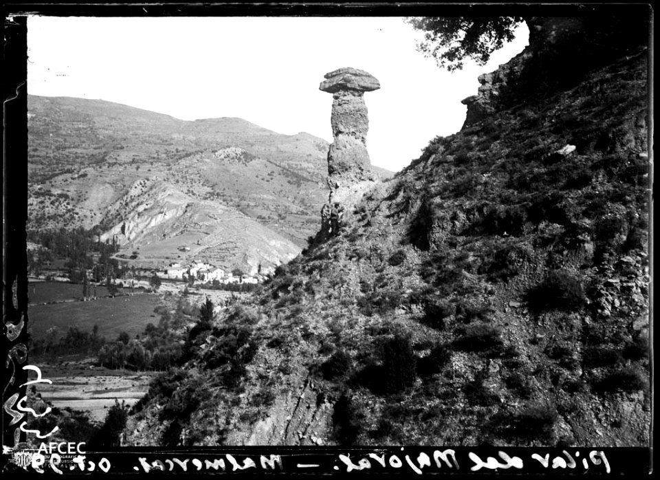 El Pilar del Majoral amb el poble al fons