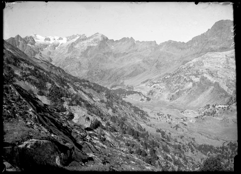El pla d'Están des de la Renclusa i al fons muntanyes nevades