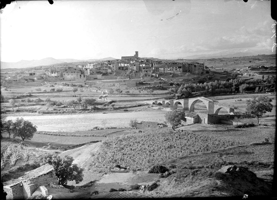 El poble de Capella amb un pont en primer terme