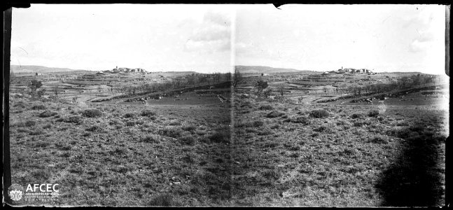 El nucli de Prades sobre un turó