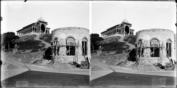 El pavelló de la Reina del Tibidabo amb un edifici en construcció en primer terme