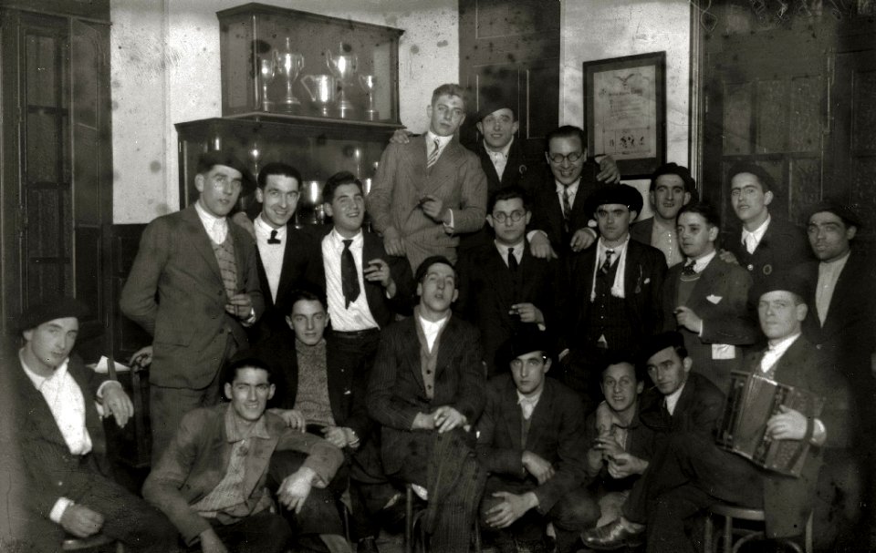 El pelotari Atano III rodeado de personas durante una celebración (1 de 1) - Fondo Car-Kutxa Fototeka