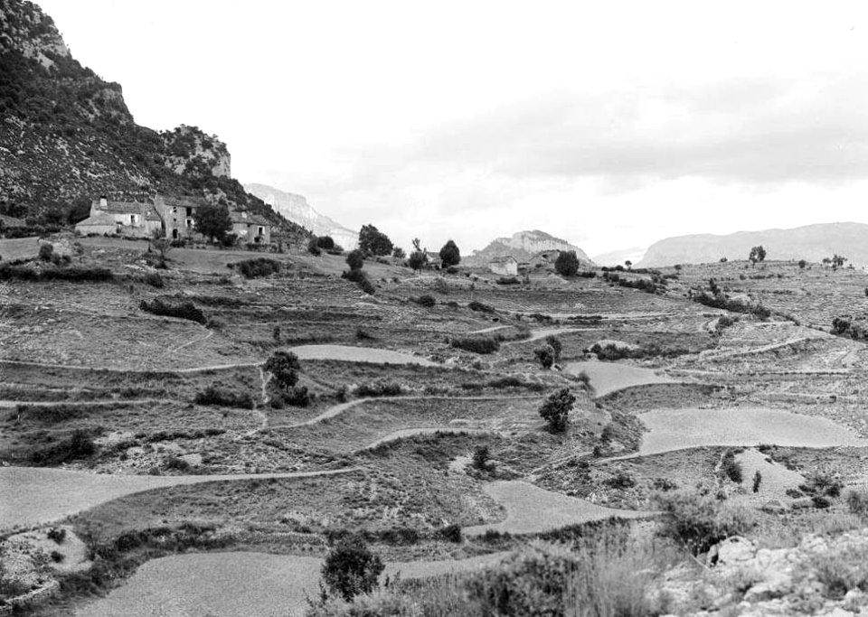 El poble de Gallisué amb conreus i muntanyes al fons (cropped)