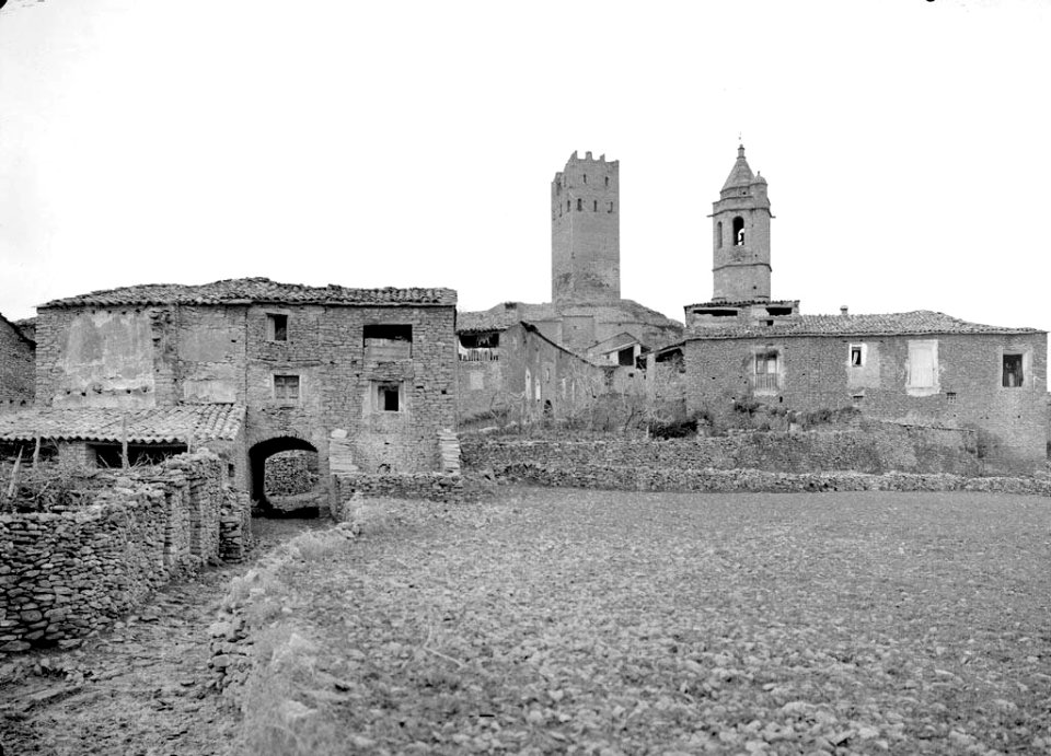 El poble de Lluçars amb la torre del castell i el campanar de San Cristóbal