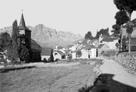 El poble de Panticosa amb muntanyes al fons (cropped)