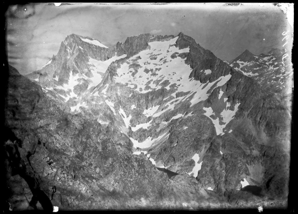 El pic Balaitous o Pico Moros amb neu