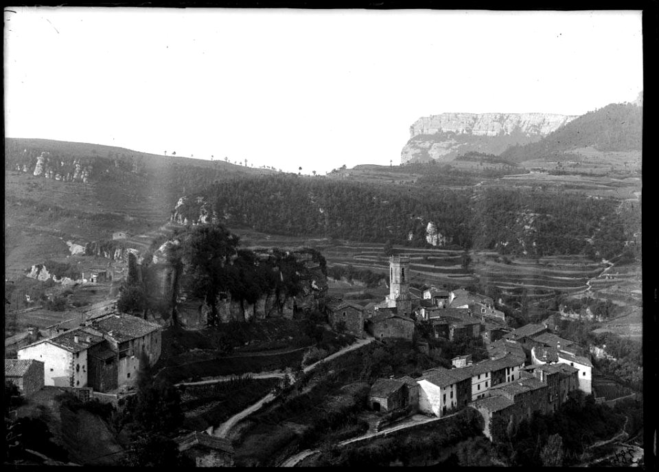 El poble de Rupit amb una cinglera al fons (AFCEC VINTRO D 2995)