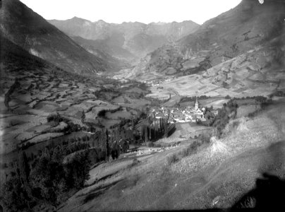 El poble de Salardú en mig de la Vall d'Aran