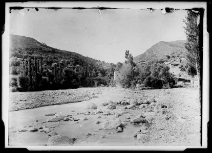 El poble de Serraduy amb un pont i el riu Isàvena