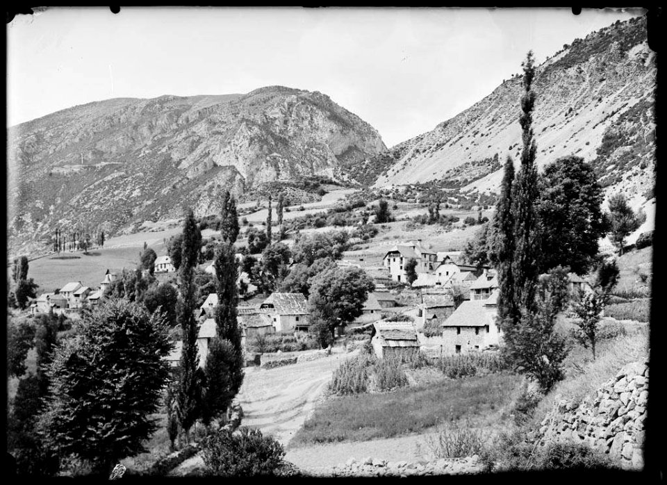 El poble de Señés amb alguns arbres i camps