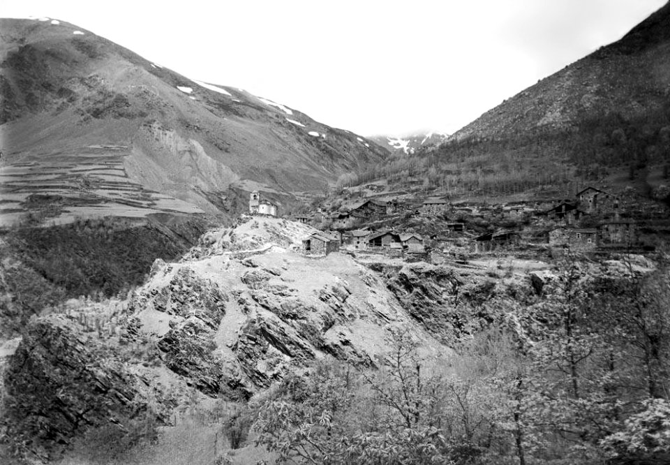 El poble de Cabdella en una vall (restored)