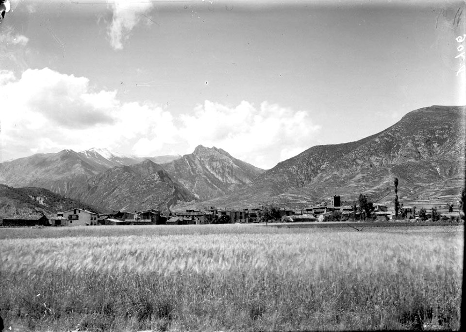 El poble de Campo amb els Pirineus al fons