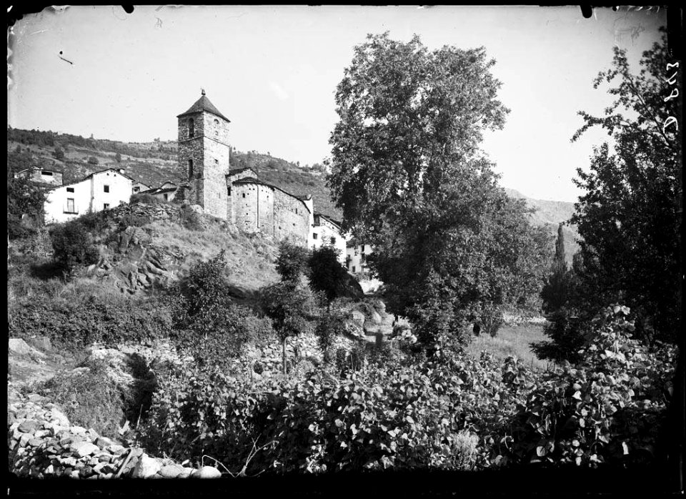 El poble de Villanova amb la part posterior de l'església en primer terme