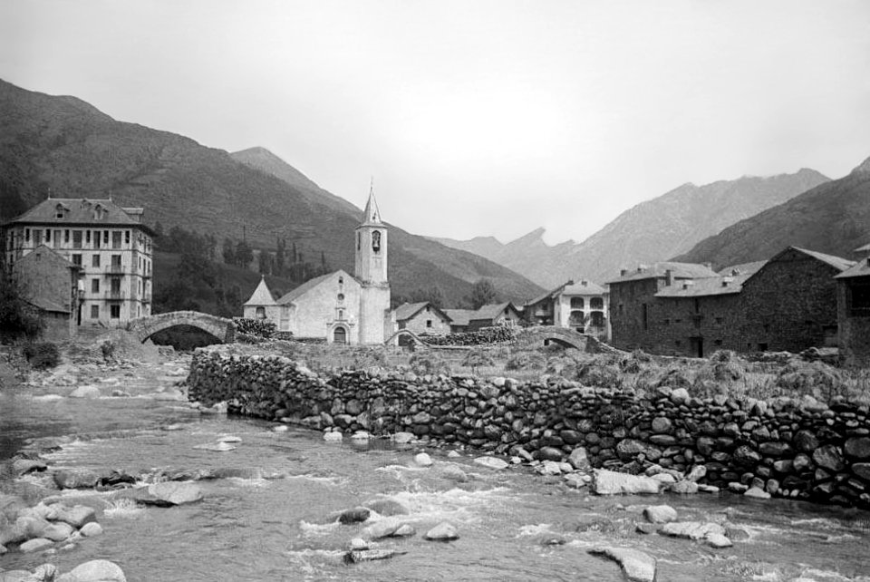 El poble d'Isil amb un pont i la Noguera Pallaresa en primer terme (cropped)