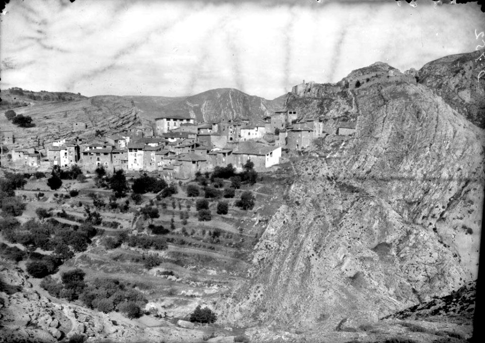 El poble d'Olvena en un vessant muntanyós
