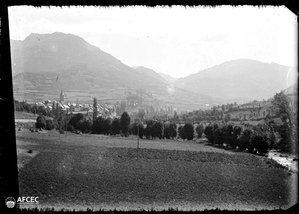 El poble de Salardú al fons d'una vall i voltat de muntanyes
