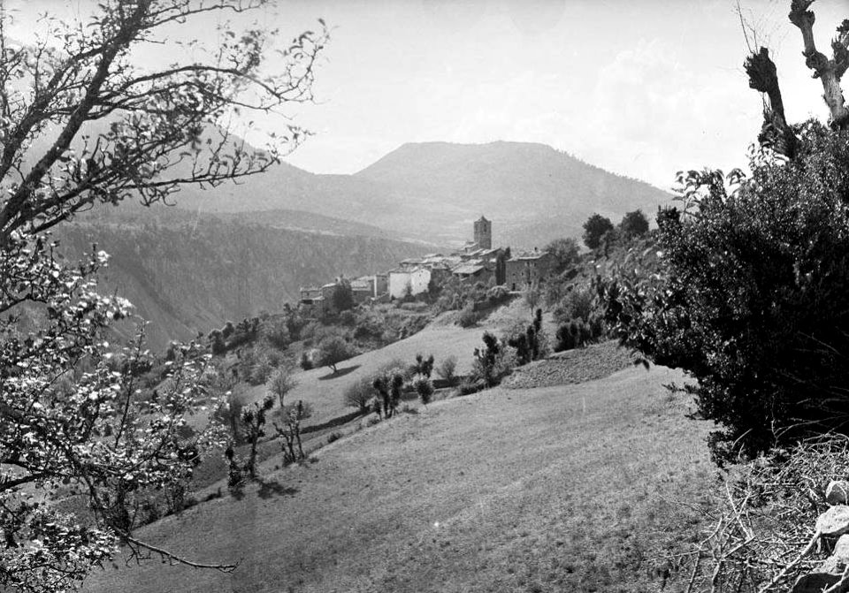 El poble de San Martin de Veri en un vessant amb vegetació en primer terme (cropped)