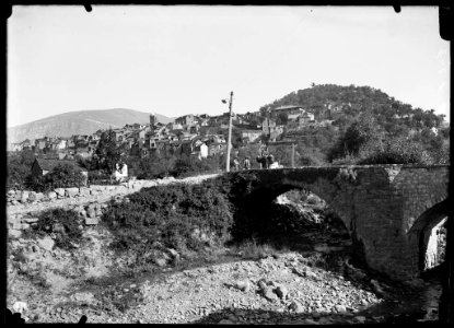 El poble de Boltaña amb un pont amb gent en primer terme