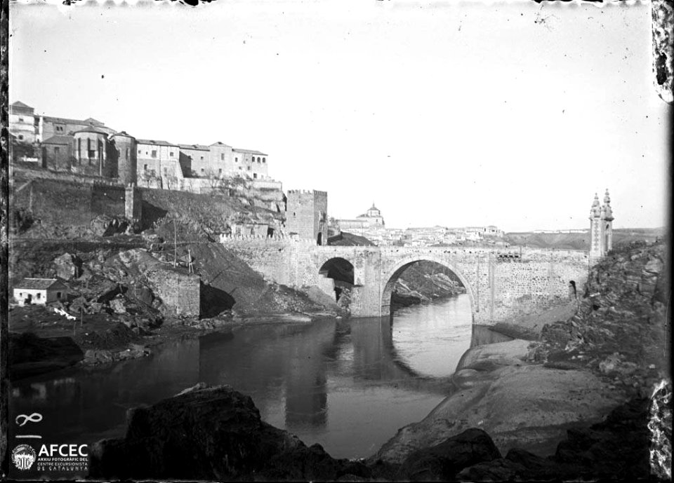 El pont fortificat d'Alcàntara sobre el riu Tajo i part de la ciutat de Toledo (AFCEC MORELLO A 0812)
