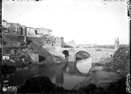 El pont fortificat d'Alcàntara sobre el riu Tajo i part de la ciutat de Toledo (AFCEC MORELLO A 0812)
