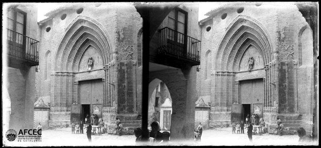 El portal de l'església de Sant Miquel de Cardona amb gent al davant