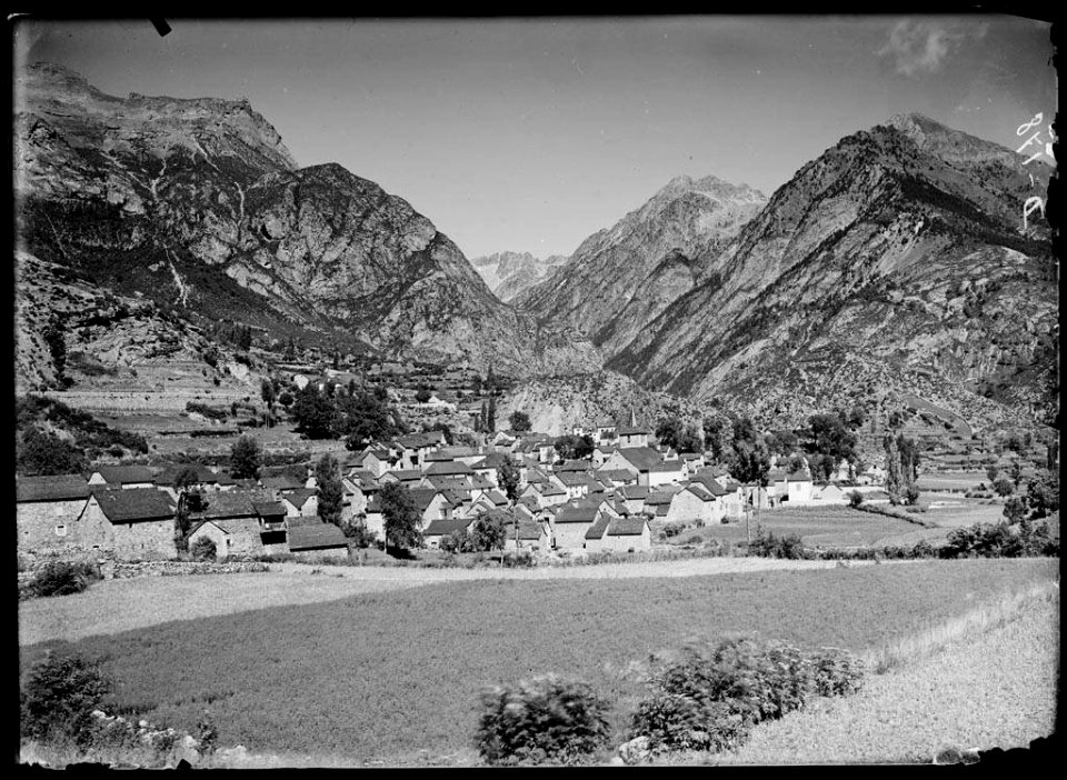 El poble de Panticosa amb muntanyes al fons (AFCEC SOLER D 0178)