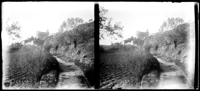 El poble de Rabós des del camí d'arribada amb l'església de Sant Julià en primer terme