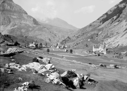 El poble de Gavarnie tot nevat (restored)