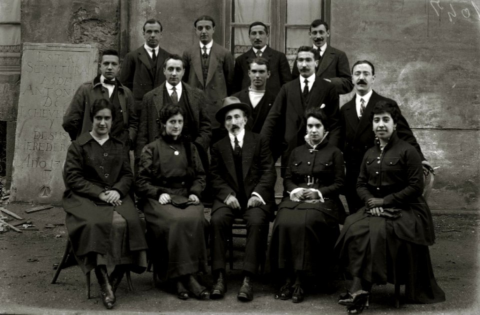 El profesor de la academia municipal de declamación en euskera, Toribio Alzaga, rodeado de sus alumnas y alumnos que representaron diversas obras teatrales en vascuence durante las Fiestas... (1 de 1) - Fondo Car-Kutxa Fototeka