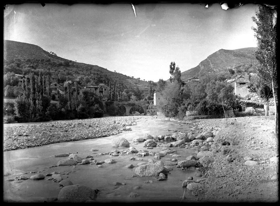 El poble de Serraduy amb un pont i el riu Isàvena (AFCEC SOLER D 0815bis)